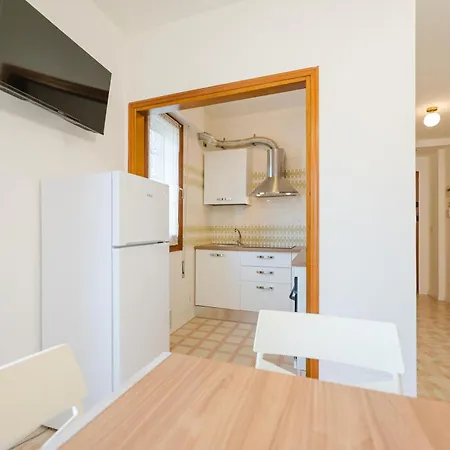 Апартаменты Lily Flat - 15 Min From & Free Parking *