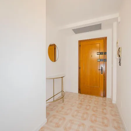Апартаменты Lily Flat - 15 Min From & Free Parking *